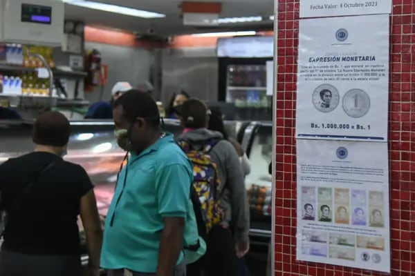 Cartel con información de billetes de bolívar digital en una carnicería en el barrio de Petare de Caracas, Venezuela, el lunes 4 de octubre de 2021.