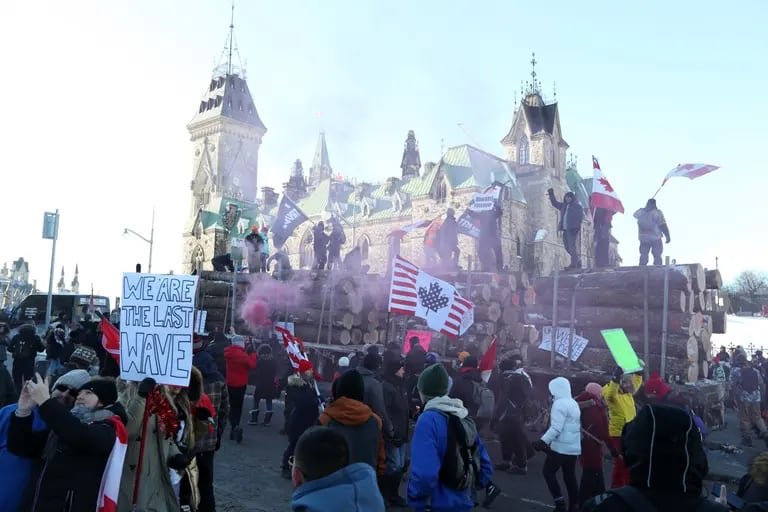 Manifestantes sobre un camión cerca de la colina del Parlamento el 29 de enero.dfd