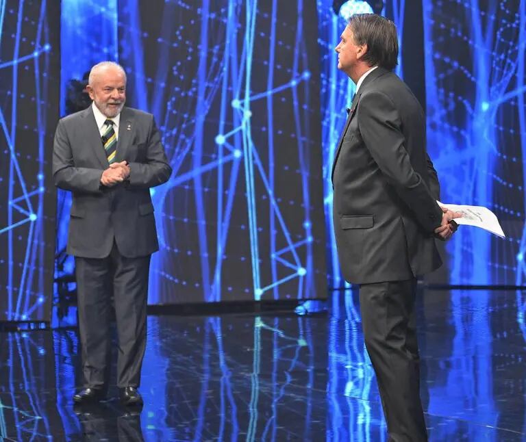 El expresidente brasileño Luiz Inacio Lula da Silva y el actual mandatario Jair Bolsonaro, en el debate televisivo (Foto: Renato Pizzutto/Bloomberg)dfd
