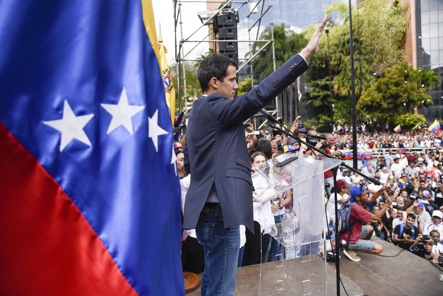 Juan Guaidó, presidente de la Asamblea Nacional, juró como presidente interino de Venezuela frente a miles de personas, en Caracas, el 23 de enero de 2019.dfd