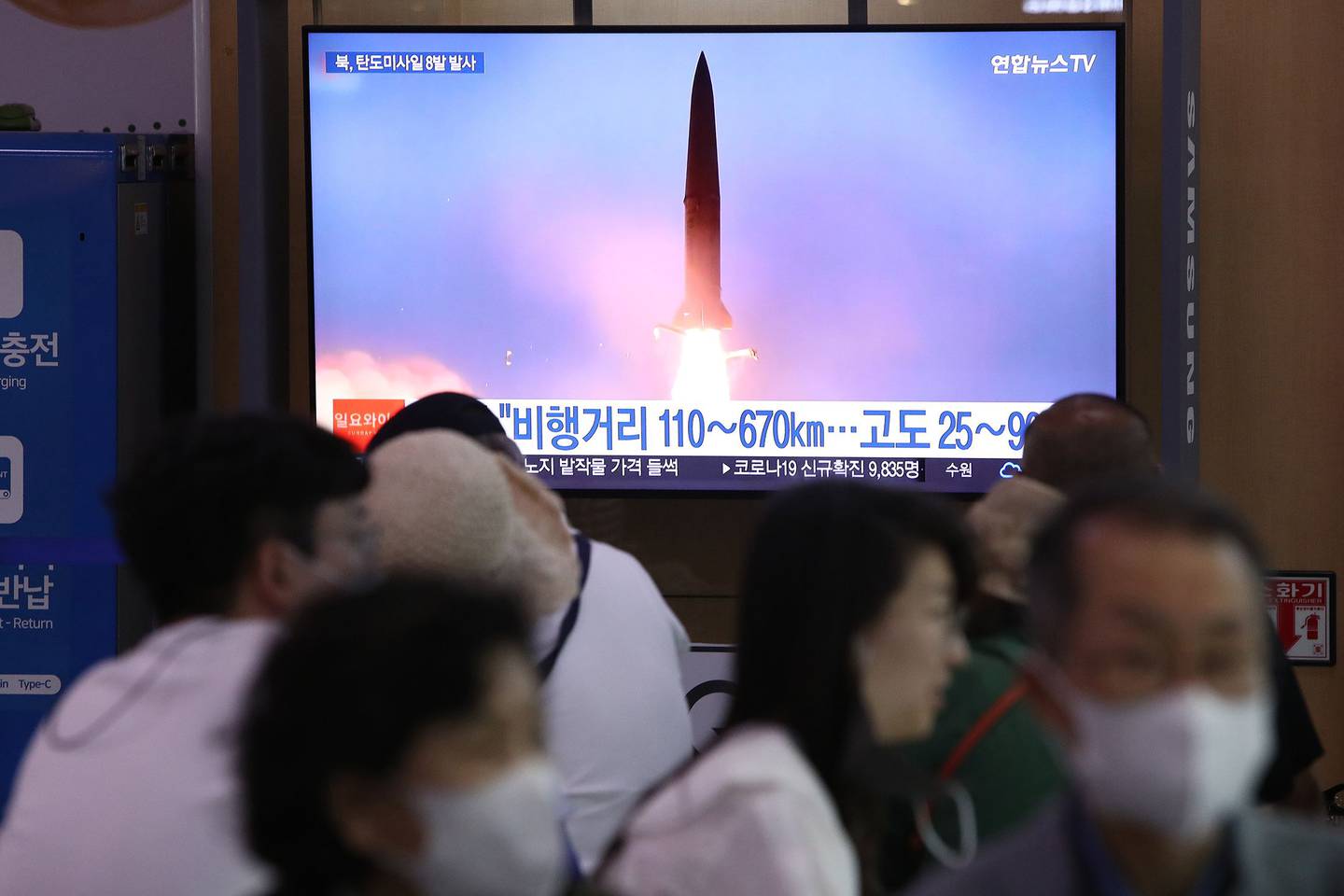 Un grupo de personas mira en la estación de Seúl las imágenes de uno de los misiles lanzados por Corea del Norte.