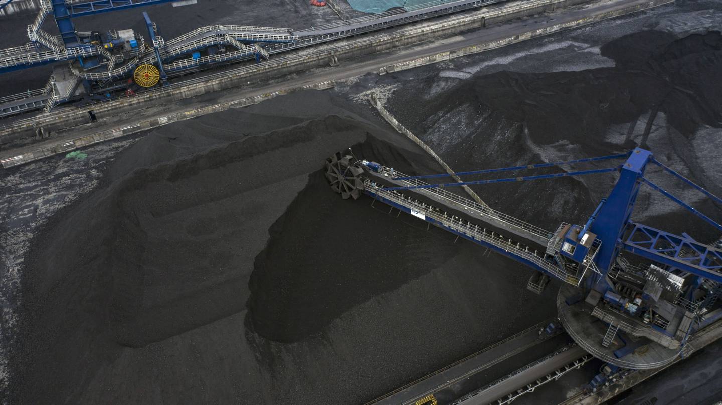 Un sitio de almacenamiento de carbón en Taicang, provincia de Jiangsu, China, el sábado 23 de octubre de 2021. Los futuros del carbón en China ampliaron su caída a más del 20% en tres días, mientras las autoridades siguen tomando medidas para hacer frente a la crisis energética del país.