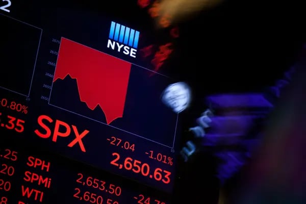 Un monitor muestra datos del Indice S&P 500 Index (SPX) en el piso de remates de la Bolsa de Nueva York (NYSE) . Fotógrafo: Michael Nagle/Bloomberg