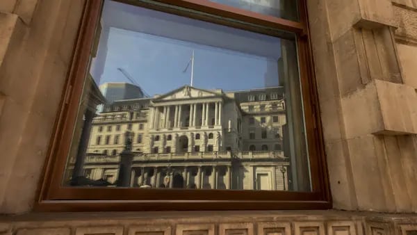 Banco de Inglaterra acecha a la inflación con un alza de tipos de medio puntodfd