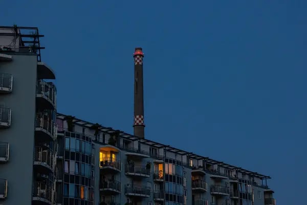 Luces encendidas en las casas de un bloque de departamentos en Berlín, Alemania, el martes 16 de agosto de 2022.