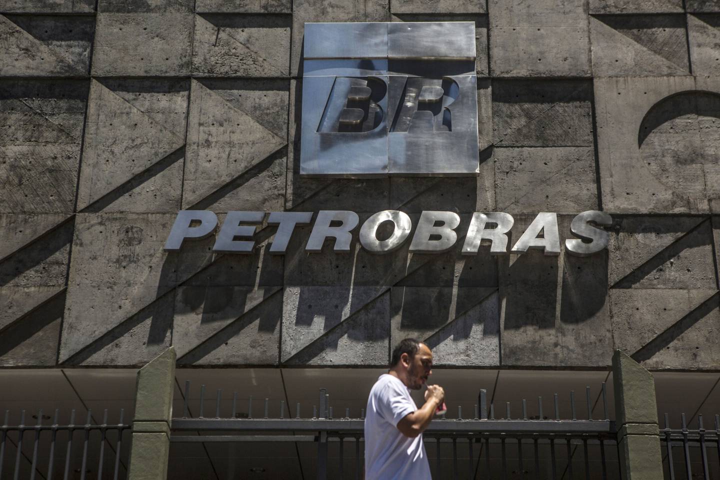 Ações preferenciais da Petrobras reduziram alta no acumulado do ano após a terceira mudança da presidência sob o governo Bolsonaro