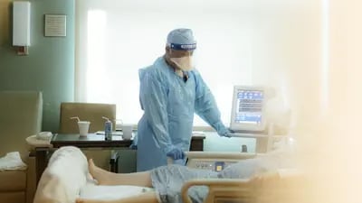 Una enfermera revisa a un paciente en la sala Covid-19 de la UCI del hospital NEA Baptist Memorial en Jonesboro, Arkansas, Estados Unidos, el miércoles 4 de agosto de 2021.