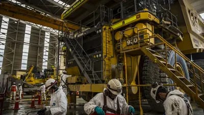 Technicians perform maintenance on heavy machinery at the Ferrobamba pit, one of the three pits that will be mined by MMG Ltd.'s Las Bambas, in the Challhuahuacho district of Peru, on Monday, Jan. 23, 2017. Peru posted its biggest trade surplus in five years in December, as rising copper output and higher prices boosted exports. The South American country last year overtook China to became the world's biggest copper producer after Chile, allowing it to record its first annual trade surplus in three years. Photographer: Dado Galdieri/Bloomberg