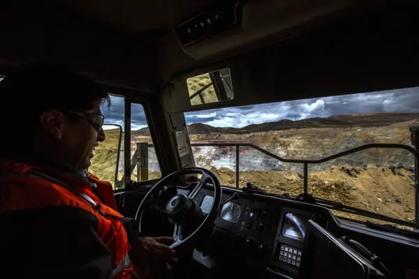 Un trabajador conduce un camión volquete en la mina de oro Yanacocha en Cajamarca, Perú, el viernes 16 de octubre de 2015.