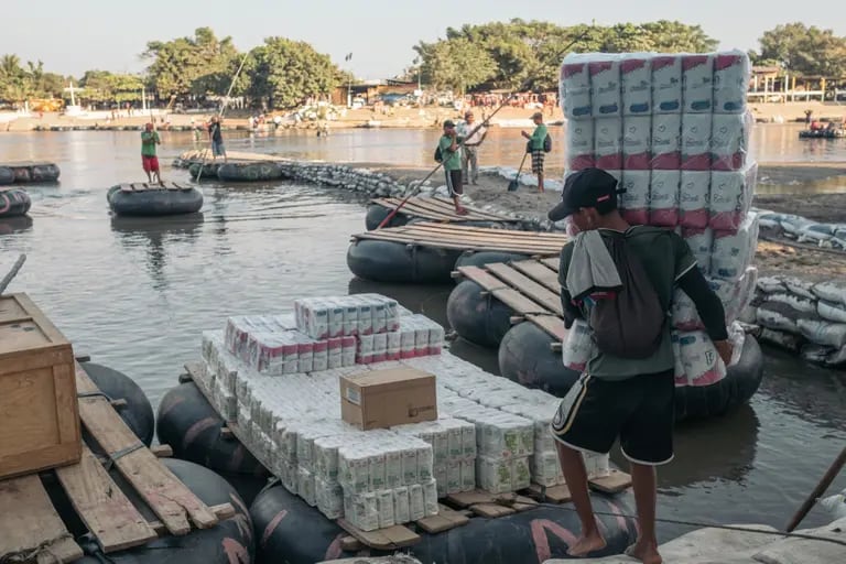 Alimentos, bebidas y productos de primera necesidad son trasladados ilegalmente entre la frontera de Guatemala y México. Fotógrafo: Jeoffrey Guillemard/Bloombergdfd