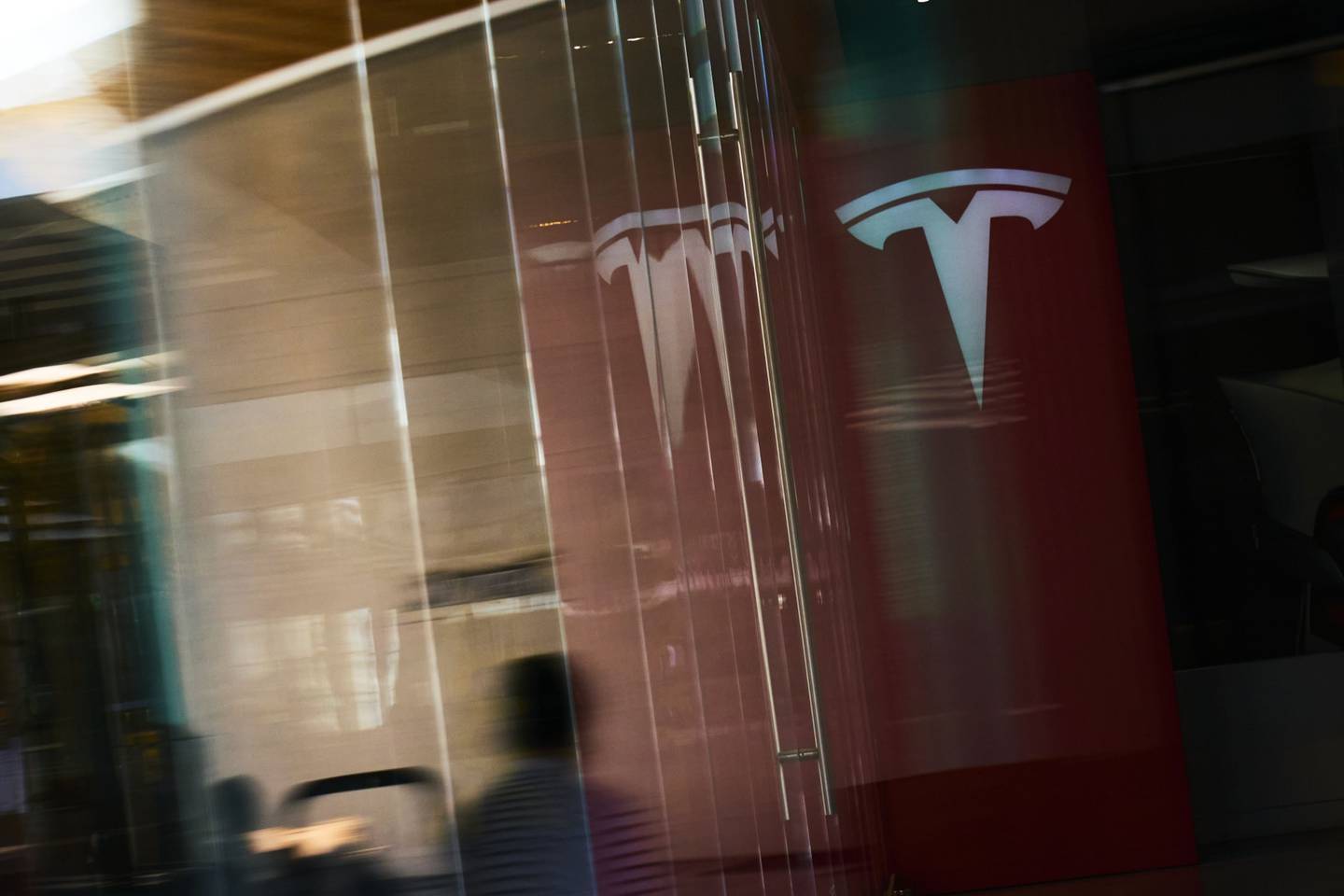 Señalización de Tesla en el interior del centro comercial Westfield Century City en Los Ángeles, California, Estados Unidos, el domingo de Pascua, 17 de abril de 2022.