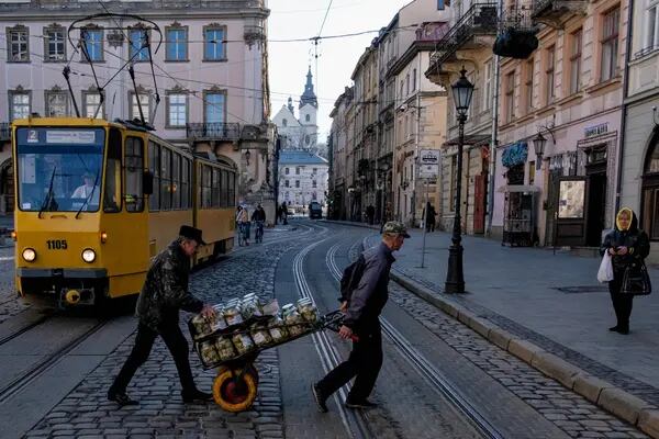 Trabalhadores abastecem lojas no centro velho de Lviv