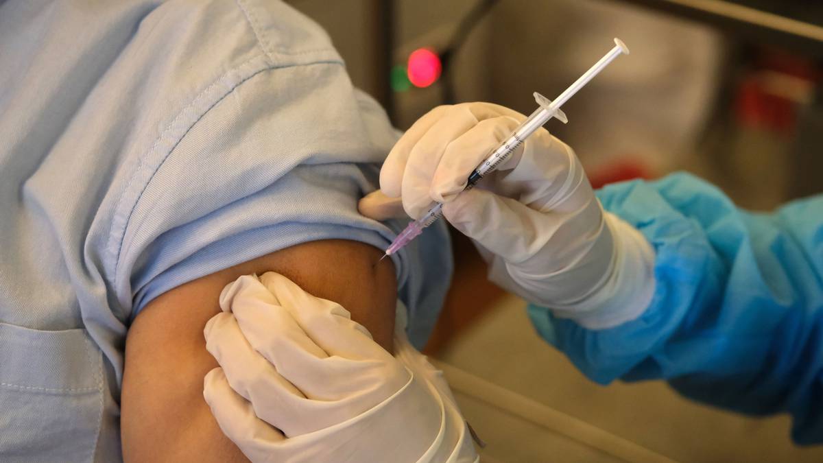 Índia aplica 1 bilhão de vacinas, mas poucos tiveram as duas doses