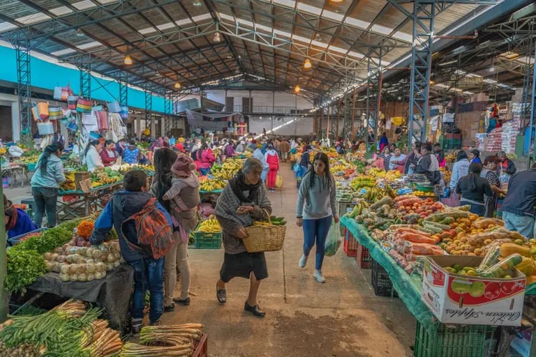 Los compradores miran los productos en el mercado de Silvia en Cauca, Colombia, el martes 10 de mayo de 2022.dfd