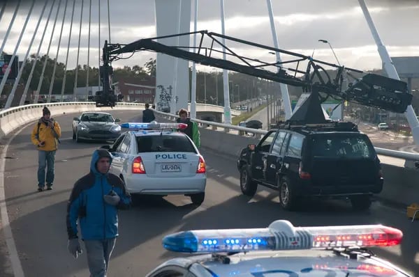 El puente de Las Américas, en el límite entre Montevideo y Canelones, durante una producción audiovisual. Foto: Musitelli Film & Digital.