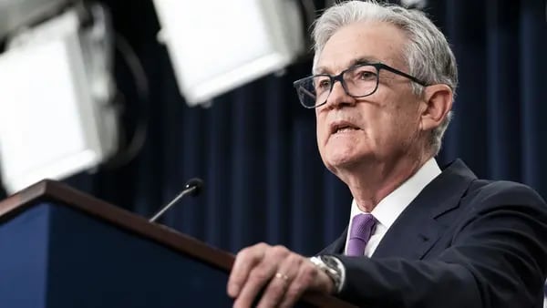 Powell dice que la Fed busca un mercado laboral fuerte durante un periodo sostenidodfd