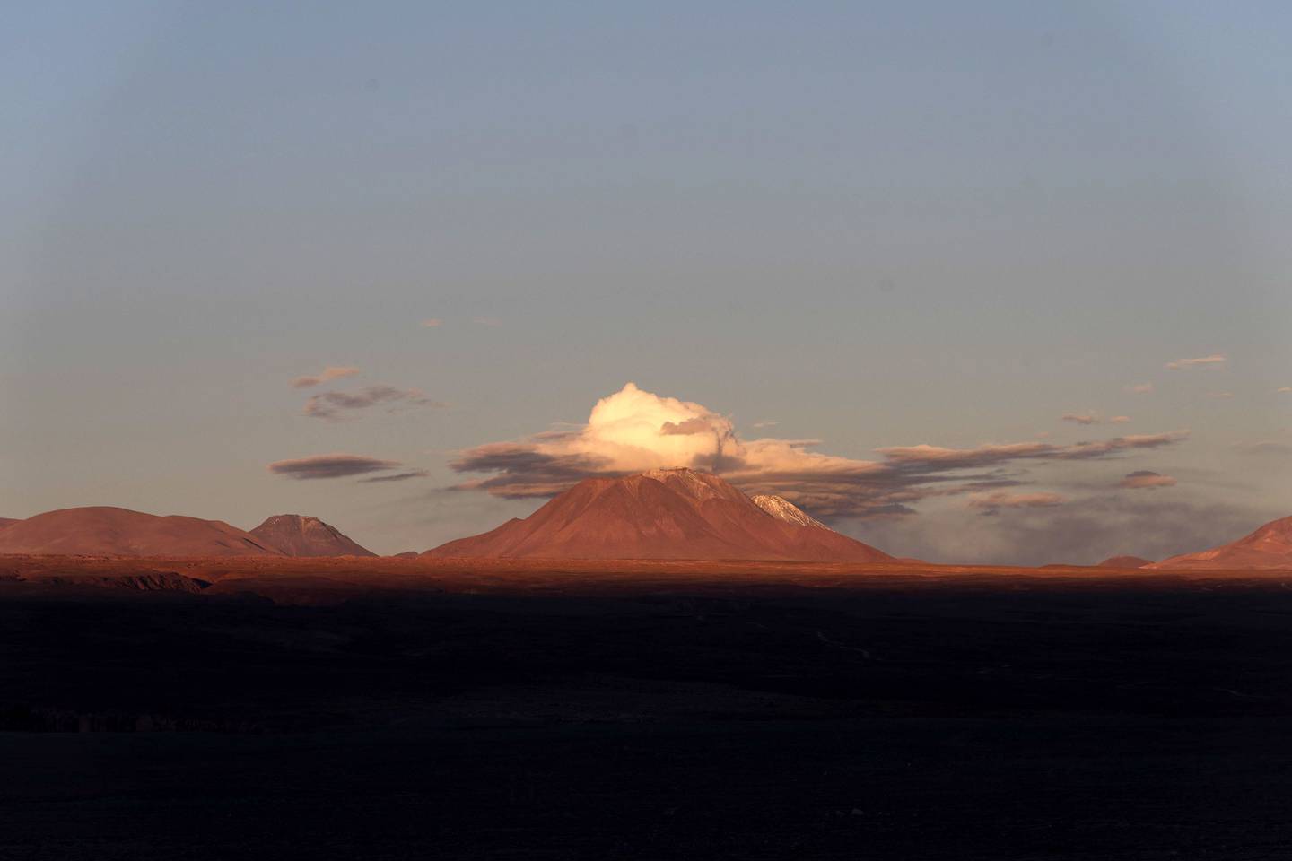 Puesta de Sol en el desierto de Atacama en Chile.