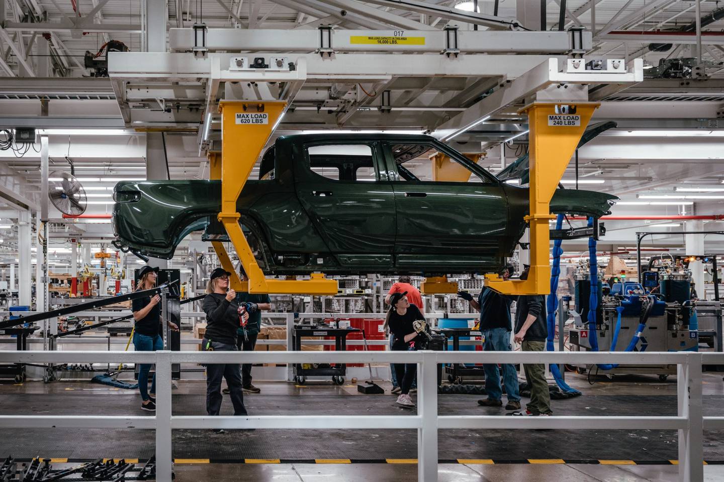 Trabajadores ensamblan componentes de una camioneta Rivian R1T para vehículos eléctricos (EV) en la planta de fabricación de la compañía en Normal, Illinois, EE.UU., el lunes 11 de abril de 2022.