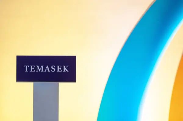 Una señalización de Temasek Holdings Pte., en el lanzamiento de Temasek Review 2022 en Singapur, el martes 12 de julio de 2022. La cartera de Temasek aumenta un 5,8% en el año fiscal, hasta 287.000 millones de dólares, y la empresa ve un riesgo creciente de recesión leve en EE.UU. hasta 2023.