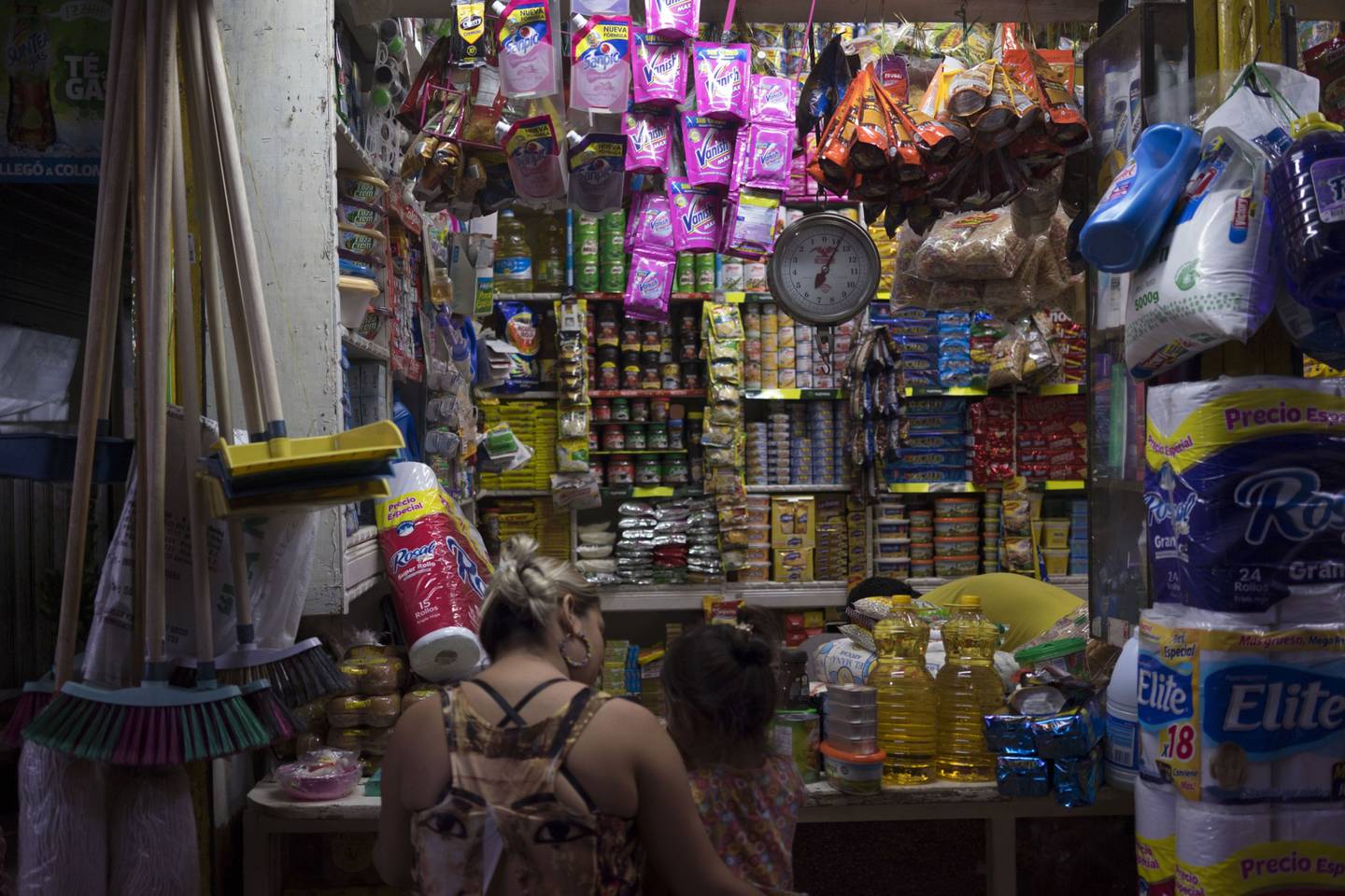 Una mujer y un niño compran varios productos en un mercado en el barrio Prado de Medellín, Colombia.dfd