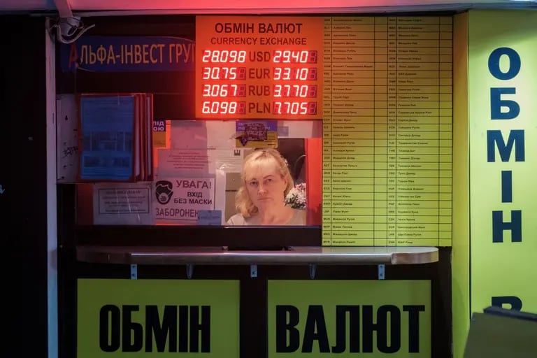 Un cartel muestra las tasas de conversión en un quiosco de cambio de moneda en la estación de metro Maidan en Kiev, Ucrania, el martes 22 de febrero de 2022.dfd