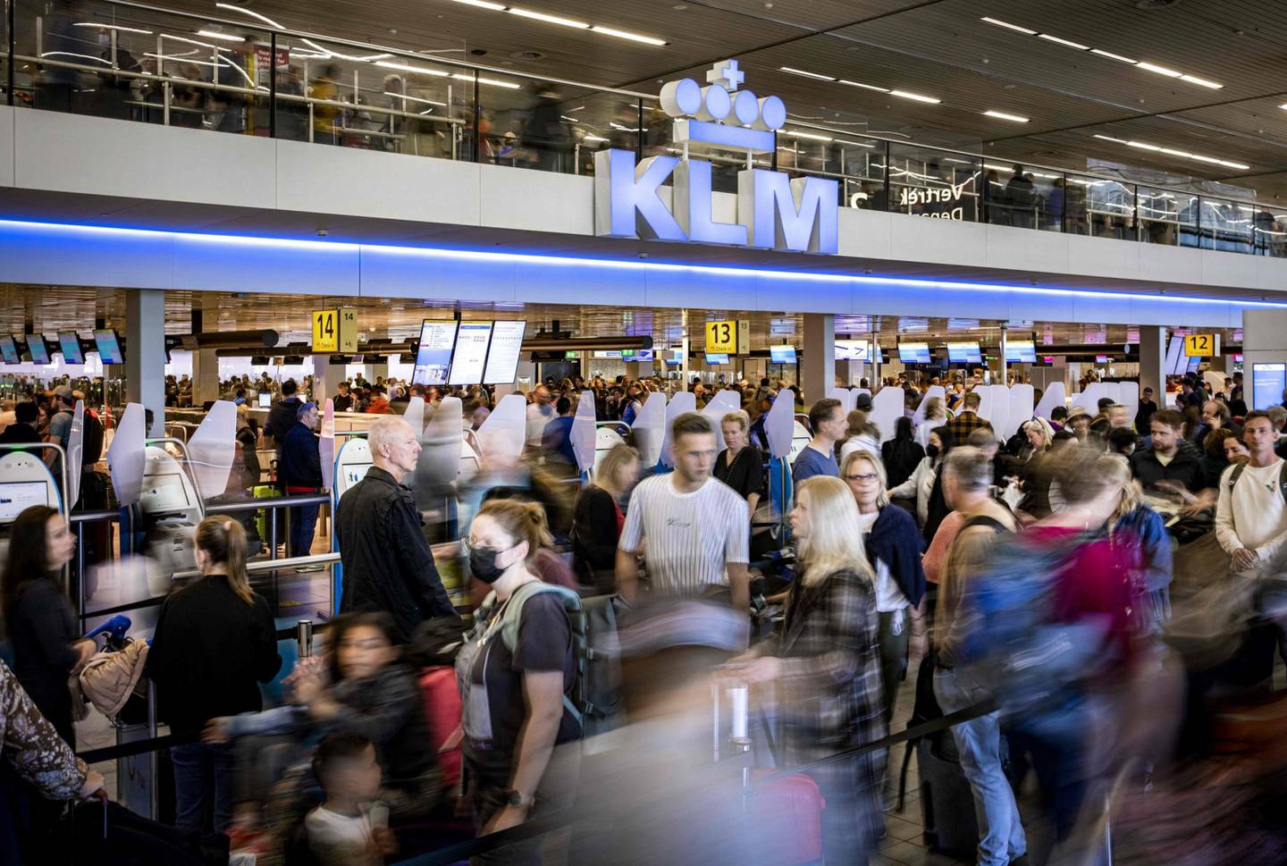 Viajeros esperan en una sala de salidas del aeropuerto de Schiphol, cerca de Ámsterdam. Fotógrafo: Ramon Van Flymen/AFP/Getty Images
