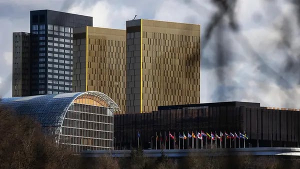 Los rascacielos del Tribunal de Justicia de las Comunidades Europeas se alzan junto al edificio del Banco Europeo de Inversiones Este en Luxemburgo.