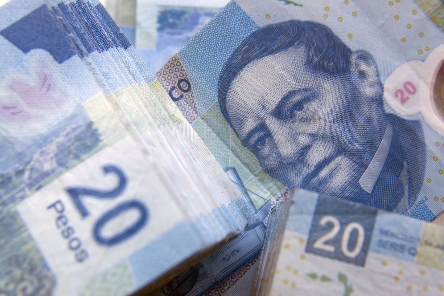 El peso mexicano lidera a sus pares emergentes con el peor desempeño frente al dólar el miércoles.