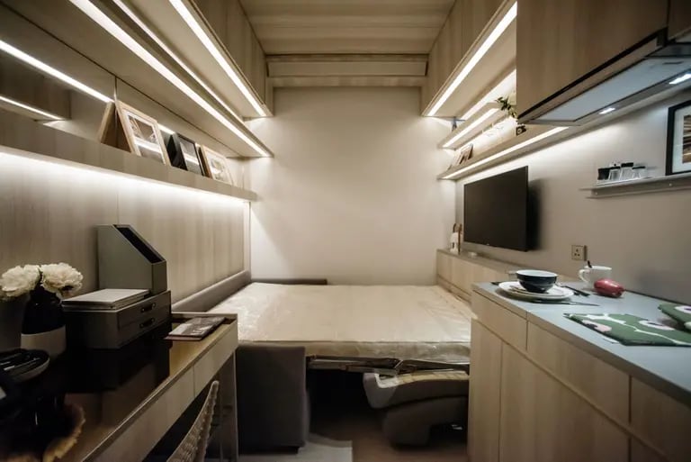 Un sofá cama se despliega en el interior de un microapartamento de Seven Victory Avenue, desarrollado por Henderson Land Development Co. en Hong Kong, China, el lunes 6 de febrero de 2017.dfd