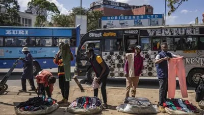 Vendedores ambulantes ofrecen ropa de segunda mano en una calle del centro de Nairobi, Kenia.