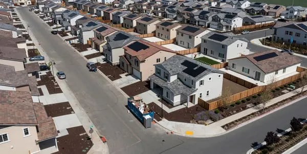 Nuevas viviendas en una urbanización de Antioch, California.