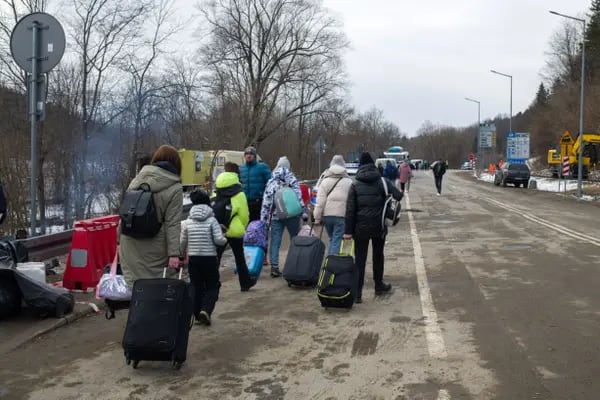 População cruza a fronteira próximo a Ustrzyki Dolne, na Polônia