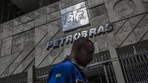 Bolsonaro Raises Pressure on Petrobras After Firing CEOdfd