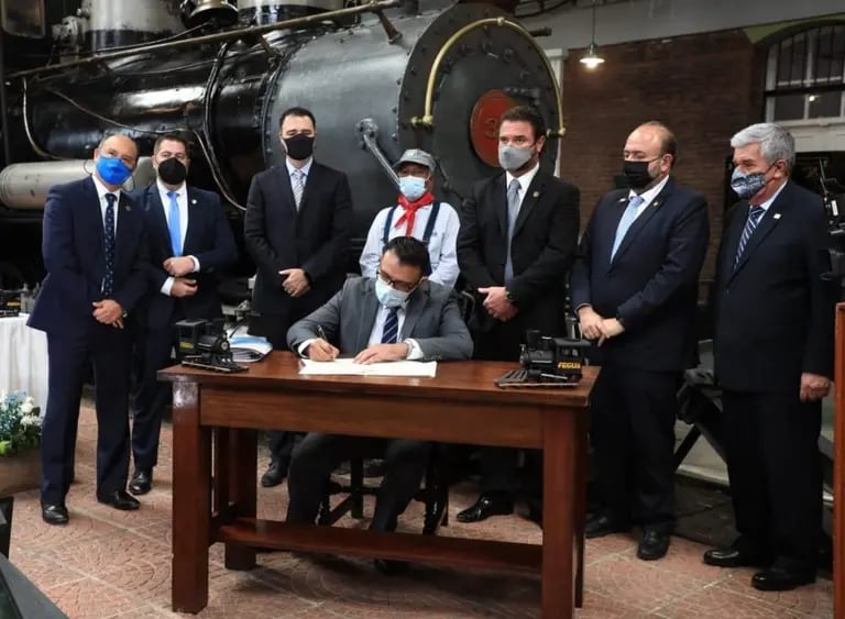 El 14 de enero del presente año se llevó a cabo la firma del convenio de Línea Ferroviaria para transporte de carga comercial, entre Ferrovías S.A. y Remed, S. A., con el objetivo de reactivar una ruta comercial de Guatemala.dfd