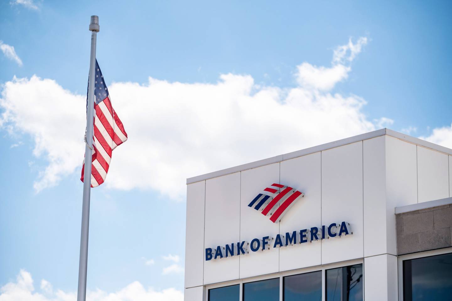 Una bandera estadounidense frente a una sucursal de Bank of America en Austin, Texas, EE.UU., el martes 11 de abril de 2022.