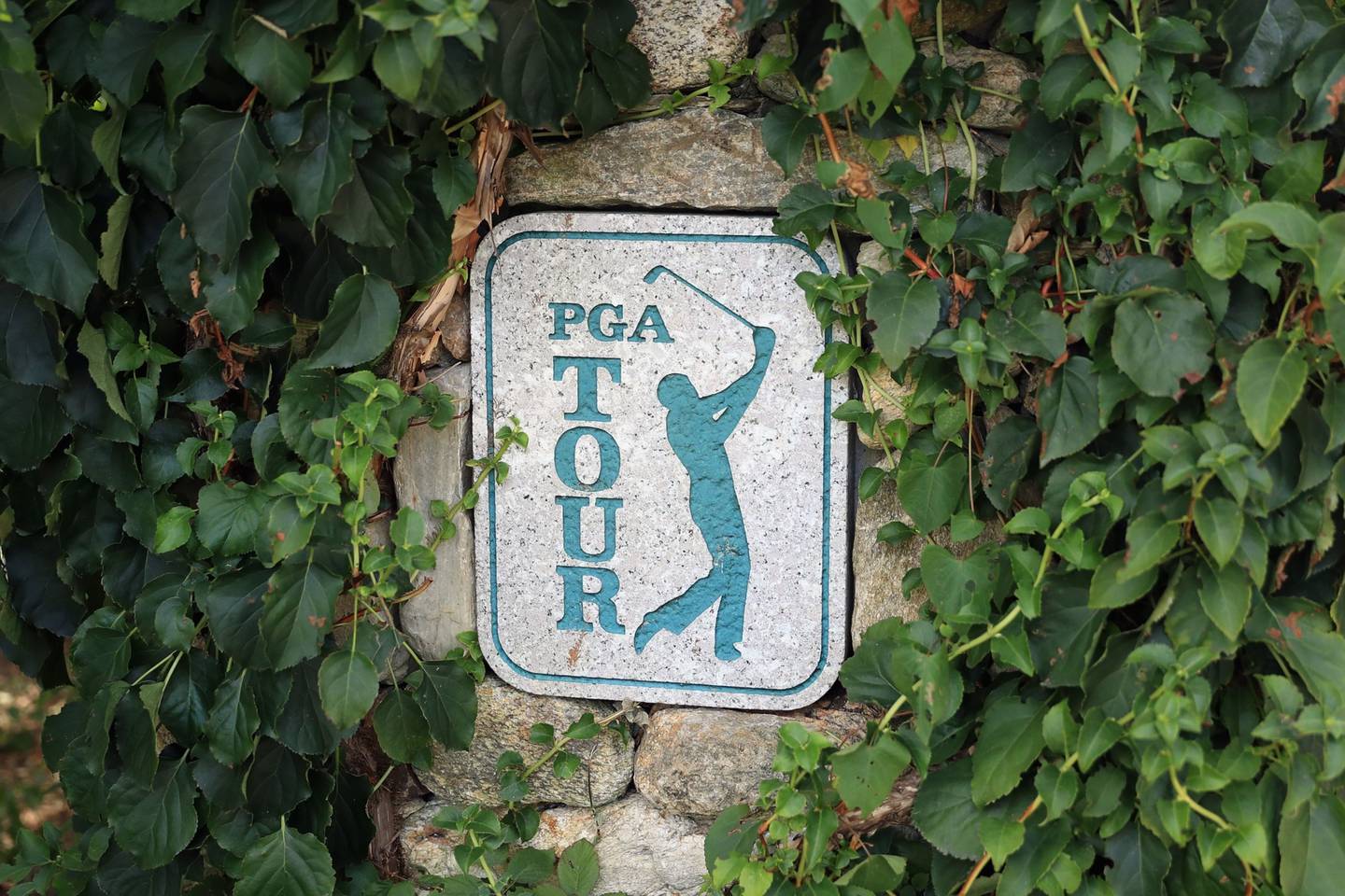 Vista detallada de un cartel del PGA Tour durante la segunda ronda del Dell Technologies Championship en el TPC Boston el 2 de septiembre de 2017 en Norton, Massachusetts.