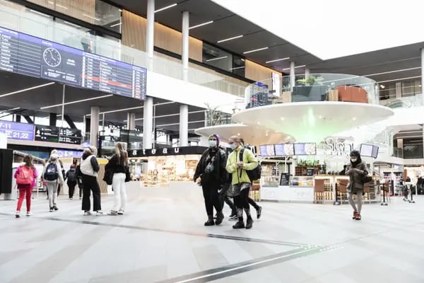 Passageiros em estação em Helsinque, na Finlândia: país economiza energia diante de crise (Roni Rekomaa/Bloomberg)