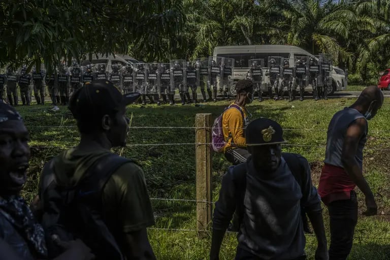 Guardias nacionales caminan hacia migrantes haitianos durante una redada en Chiapas, el 2 de septiembre de 2021.Fotógrafo: Alejandro Cegarra / Bloombergdfd