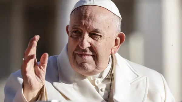 Papa Francisco recebe alta após infecção pulmonar e diz: ‘ainda estou vivo’dfd