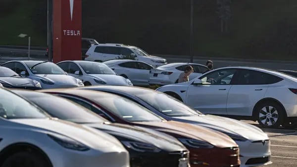 Tesla cae a mínimo de 16 meses tras recorte de precios de autos en Chinadfd