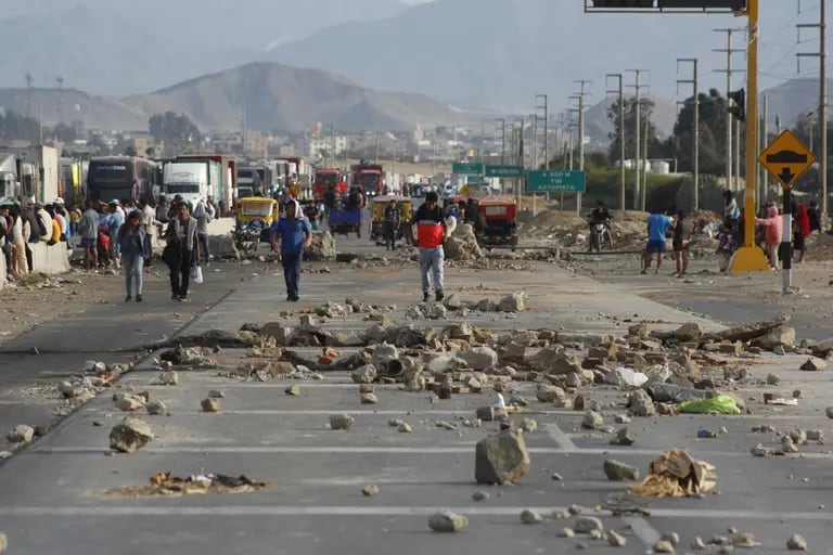 Los manifestantes bloquean la carretera Panamericana Norte durante las protestas en Trujillo, Perú.dfd