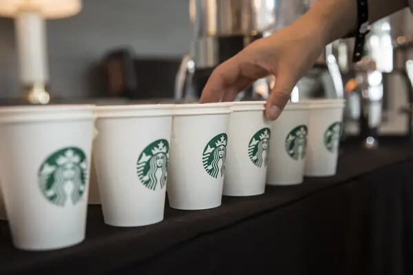 Logo de Starbucks en vasos desechables