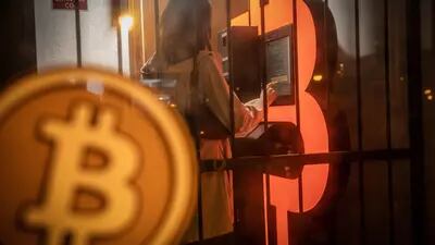 Un cliente utiliza un cajero automático de bitcoin en Barcelona. Fotógrafo: Ángel García/Bloomberg
