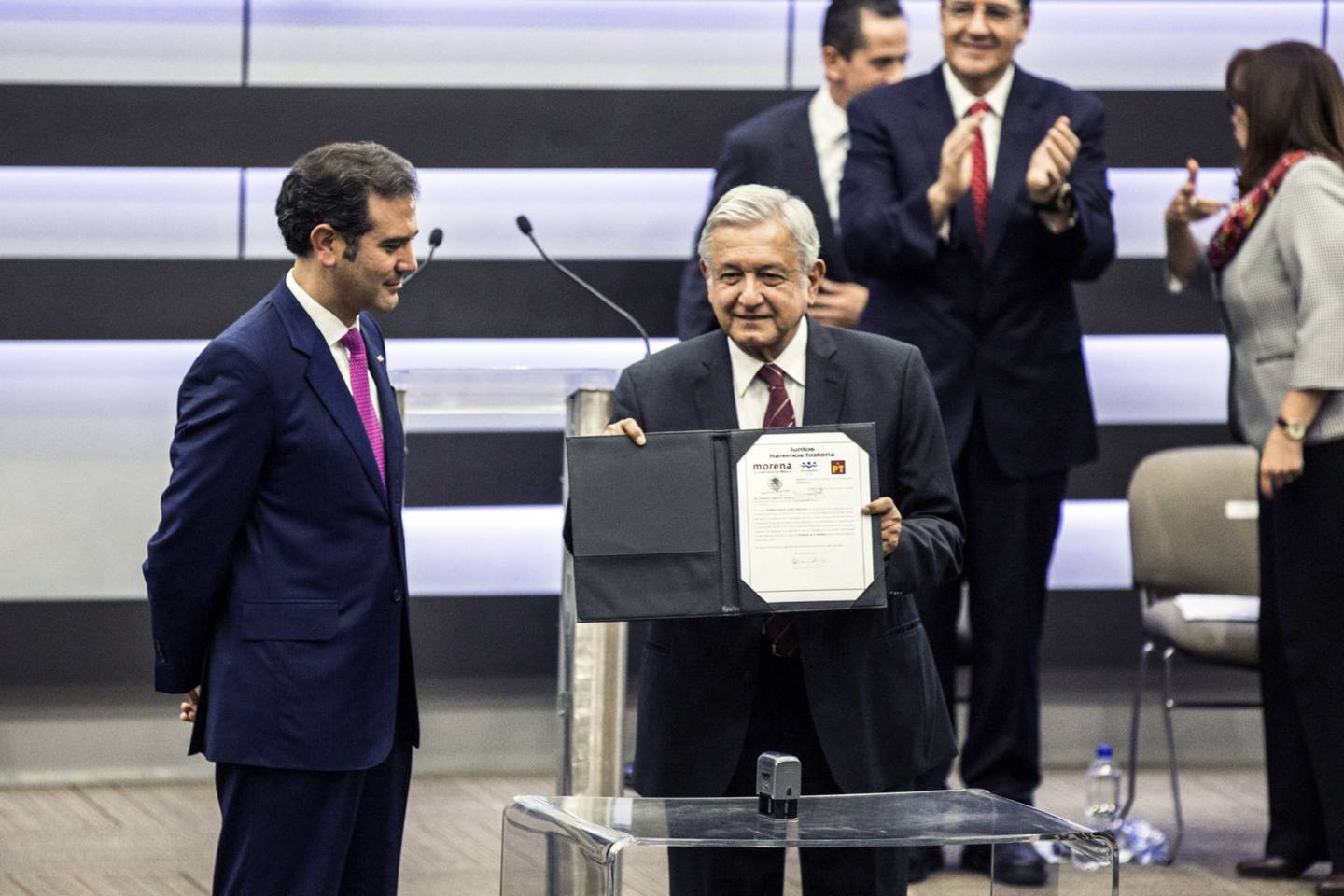 AMLO muestra su certificado de registro junto a Lorenzo Córdova, presidente del INE en la sede del instituto en Ciudad de México, el viernes 16 de marzo de 2018.dfd