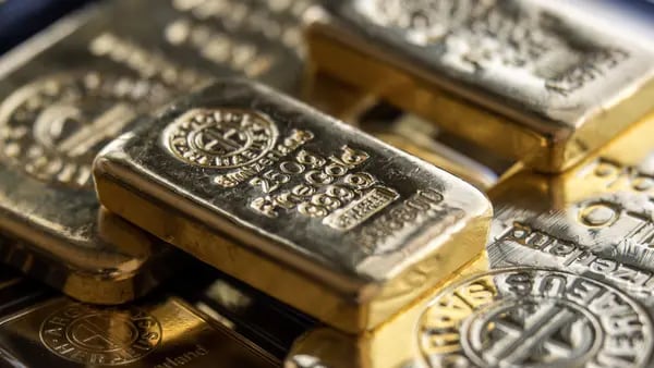 El precio del oro supera los US$2.400 por las crecientes tensiones en Medio Orientedfd