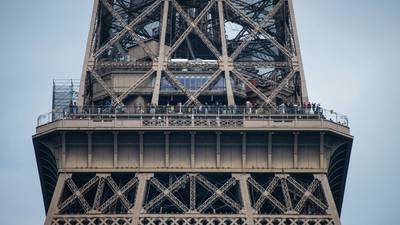 Turismo en París se recupera con el regreso de europeos y estadounidensesdfd