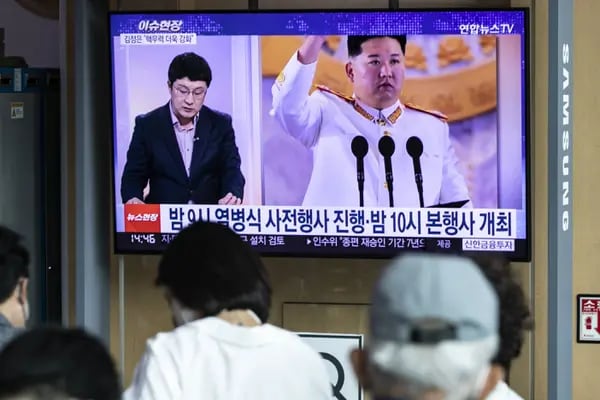 Una noticia del líder norcoreano Kim Jong Un observando un desfile militar, celebrado el lunes en Pyongyang, en una pantalla de televisión en la estación de Seúl en Seúl, Corea del Sur, el martes 26 de abril de 2022.