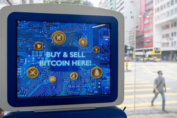 Una pantalla en la que se lee "¡Compre y venda Bitcoin aquí!" en un cajero automático (ATM) de criptodivisas en la tienda de intercambio de divisas digitales Hong Kong Digital Asset Exchange Ltd. en Hong Kong, China, el jueves 24 de junio de 2021. Fotógrafo: Paul Yeung/Bloomberg