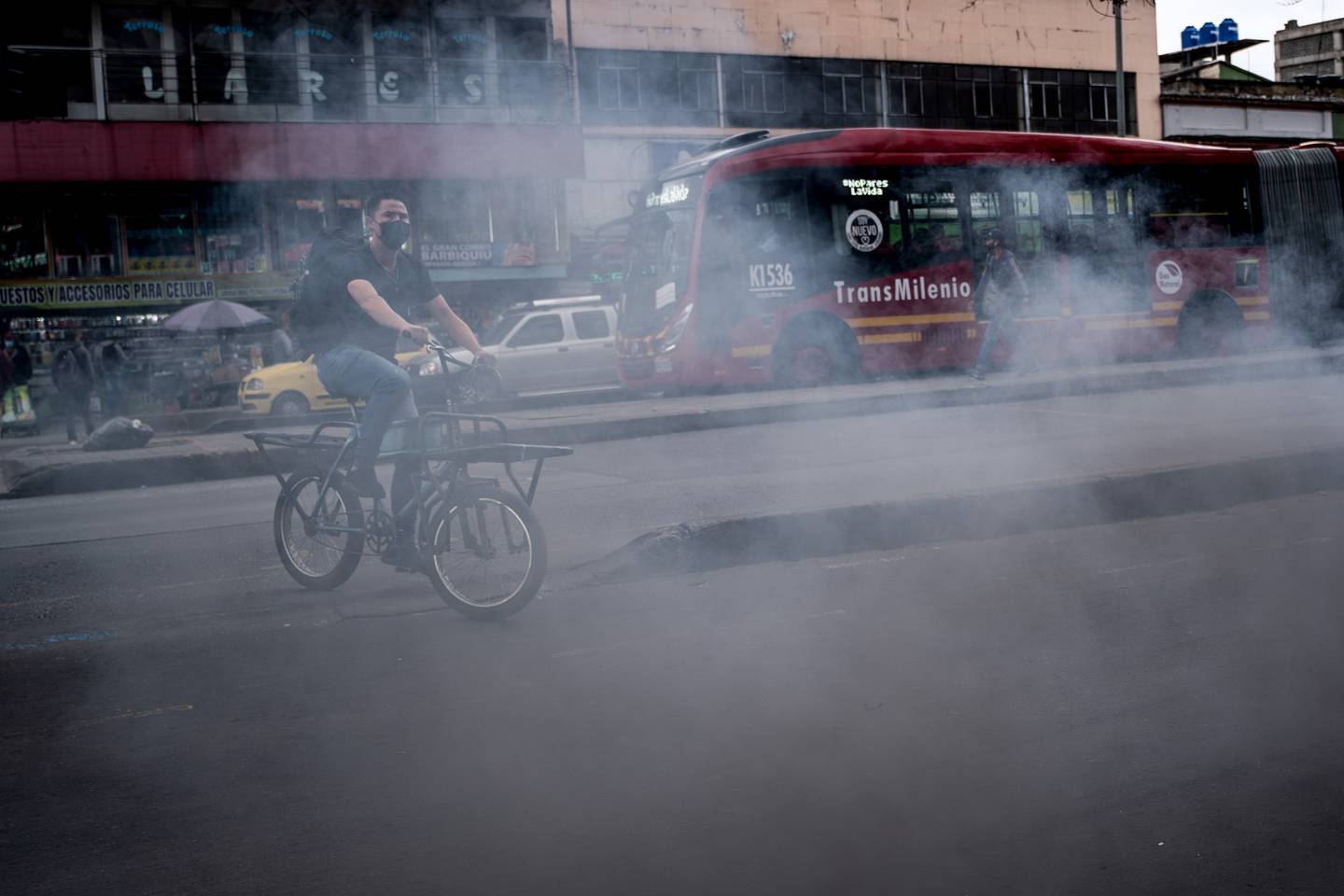 Según los datos del informe anual de IQAir analizados por Greenpeace, la mala calidad del aire cobra cada año más de 6 millones de vidas en todo el mundo y tiene un costo económico total que equivale al 6,1 por ciento del PIB global. Colombia es el quinto país con más contaminación de aire de Latinoamérica y ocupa el lugar 63 a nivel mundial.dfd