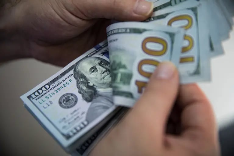 Un hombre cuenta un fajo de billetes estadounidenses de cien dólares en Turquía. Fotógrafo: Kerem Uzel/Bloombergdfd